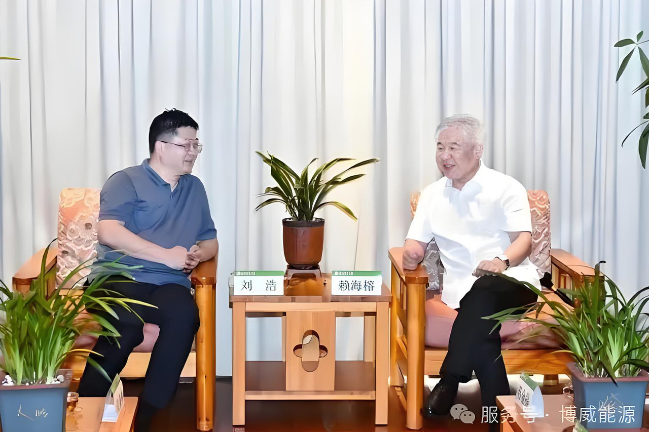 创世大发能源董事长刘浩一行返回母校，，，，，，加入了2025年的结业仪式，，，，，，并获得了学位奖励